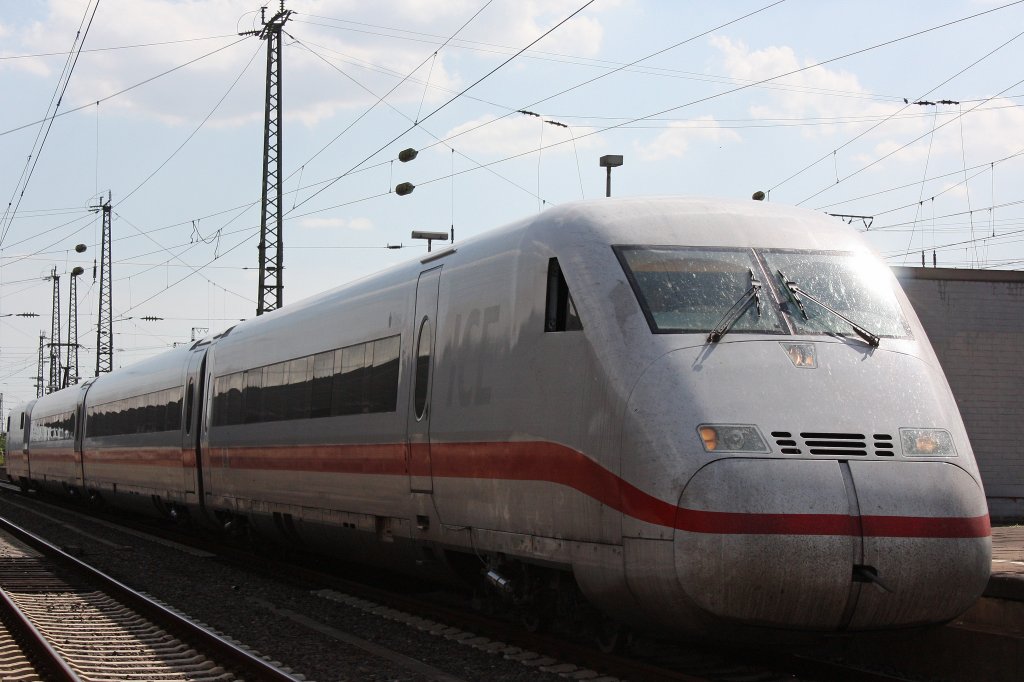 808 009+805 313+802 906+402 009 am 23.8.12 beim wenden in Hamm Hbf.
Der Zug machte an diesem Tag Messfahrten zwischen Hamm und Brackwede.
