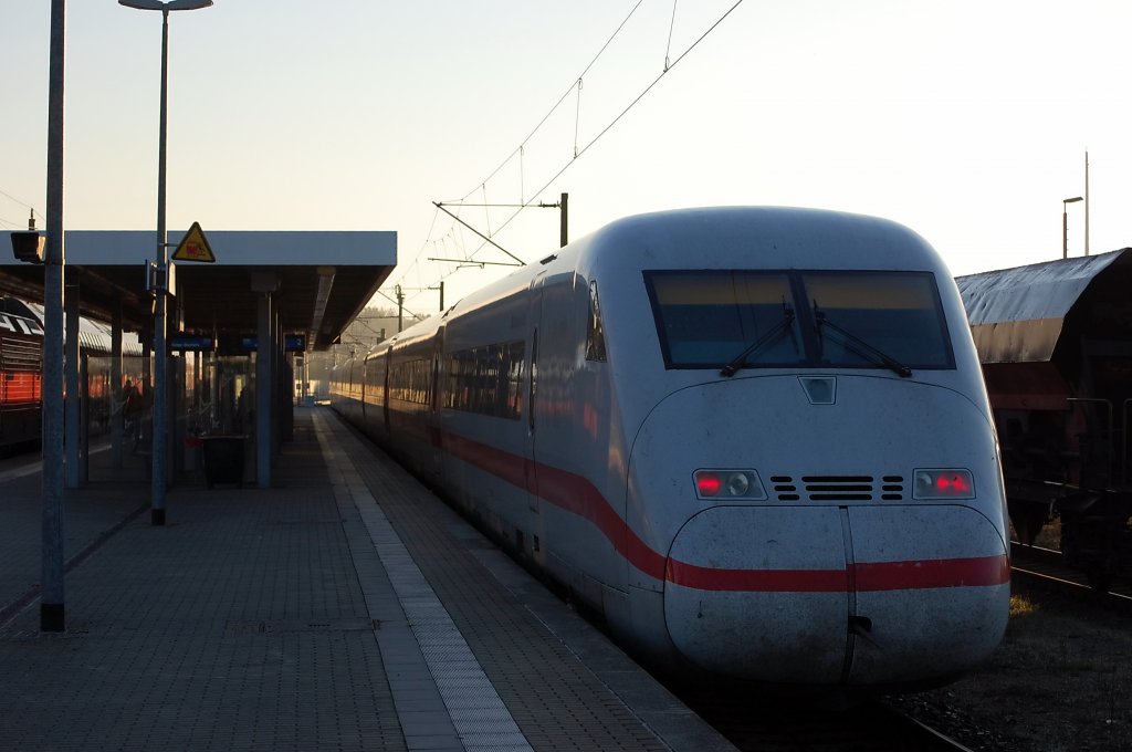 808 025-1  Oldenburg (Oldb)  als ICE 841 musste Heute in Rathenow auerplanmig halten, weil der Halt in Stendal entfallen war. 01.10.2010