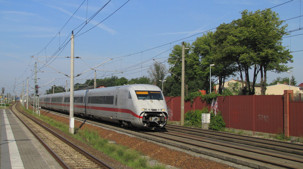 808 042  Quedlenburg  dste am 06.07.2011 hier in Rathenow durch. Er war mit dem ICE 1041 auf dem Weg von Hannover Hbf nach Berlin Ostbahnhof.