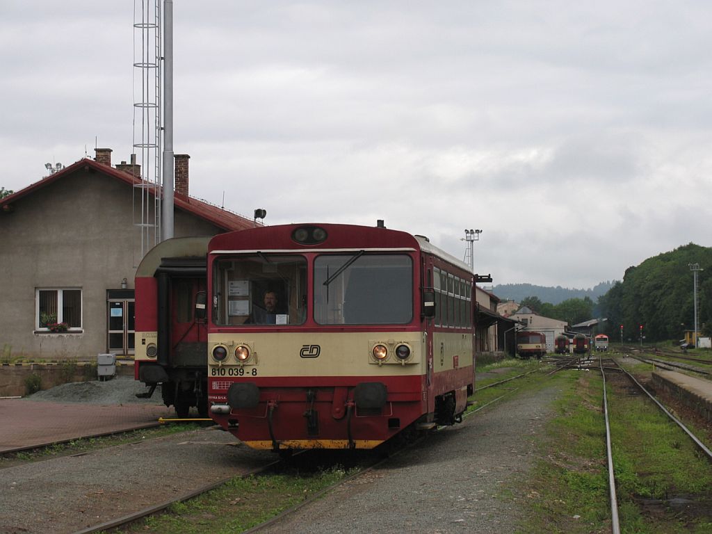 810 039-8 auf Bahnhof Trutnov Hlavn Ndra am 1-8-2011.