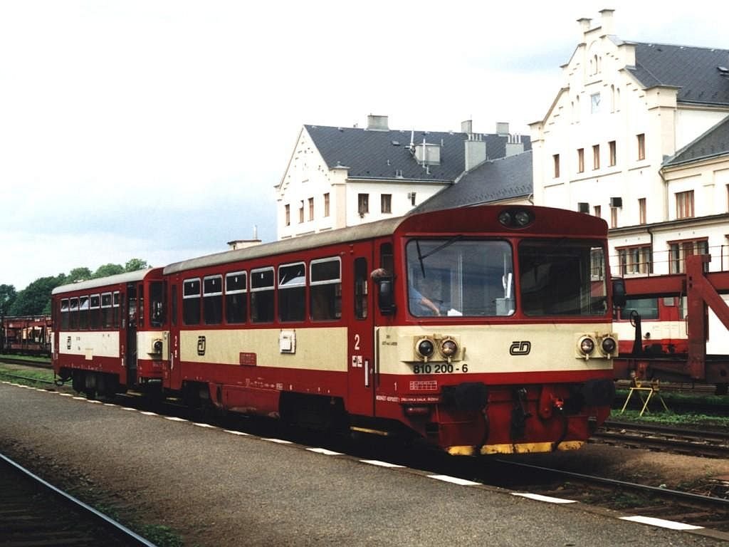810 200-6 und 010 188-1 mit Os 6612 Liberec-Decin Hlavni auf Bahnhof Liberec am 20-7-2005. Bild und scan: Date Jan de Vries. 