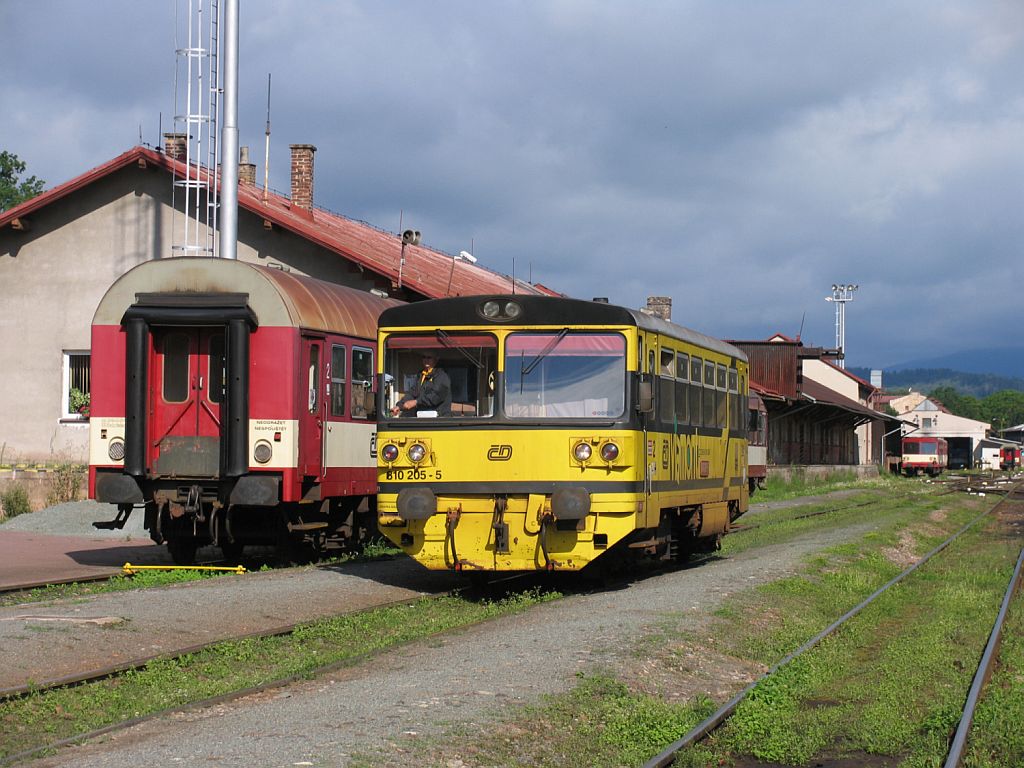 810 205-5 (Viamont) auf Bahnhof Trutnov Hlavn Ndra am 9-8-2011.