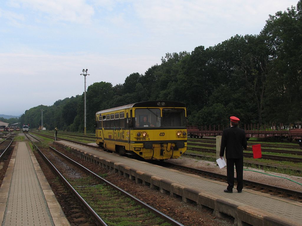 810 205-5 (Viamont) mit Os 15707 Svoboda nad pou-Trutnov Hlavn Ndra auf Bahnhof Trutnov Hlavn Ndra am 6-8-2011.