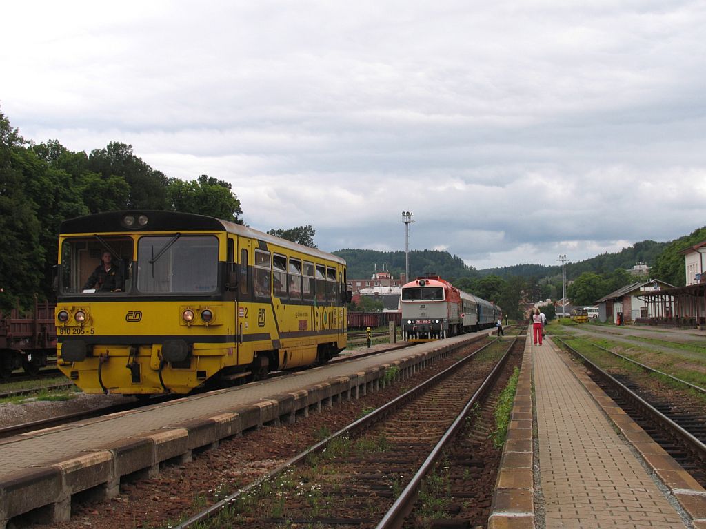 810 205-5 (Viamont) mit Os 15718 Trutnov Hlavn Ndra-Svoboda nad pou und im Hintergrund  754 050-3 mit R 849 Praha Hlavn Ndra-Trutnov Hlavn Ndra auf Bahnhof Trutnov Hlavn Ndra am 1-8-2011.