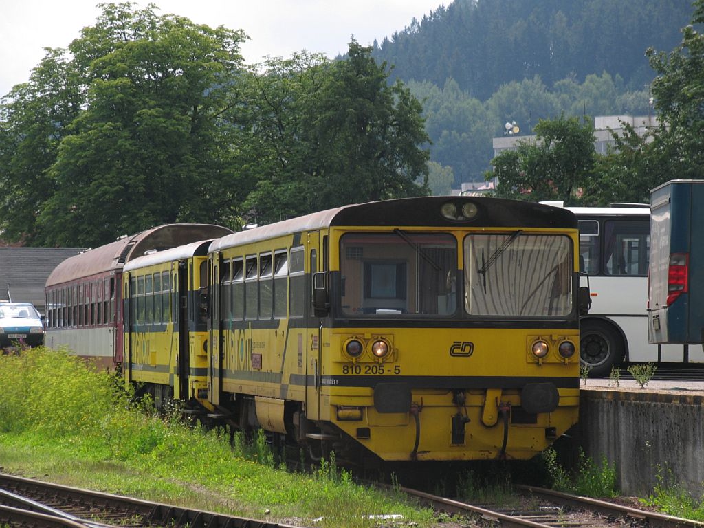 810 205-5 (Viamont) rangiert mit einem Beiwagen auf Bahnhof Trutnov Hlavn Ndra am 6-8-2011.