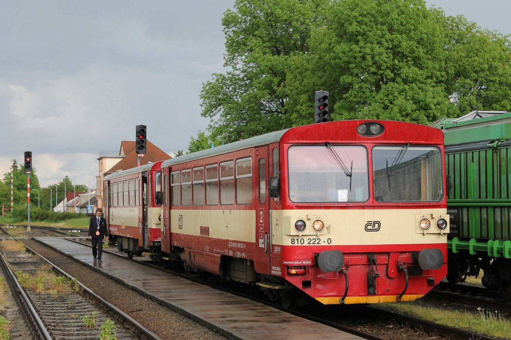 810 222-0 und eine Beiwagen mit Os 24817 Okřky-Znojmo auf Bahnhof Okřky am 21-5-2013.