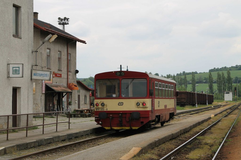 810 222-0 mit Os 24809 Okřky-Znojmo auf Bahnhof Okřky am 24-5-2013.