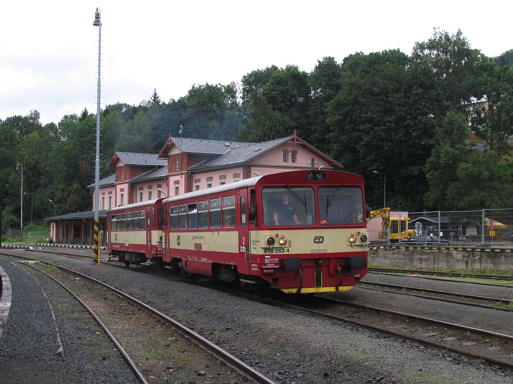 810 263-4 mit Os 26279 Tanvald-elezn Brod auf Bahnhof Tanvald am 7-8-2011.