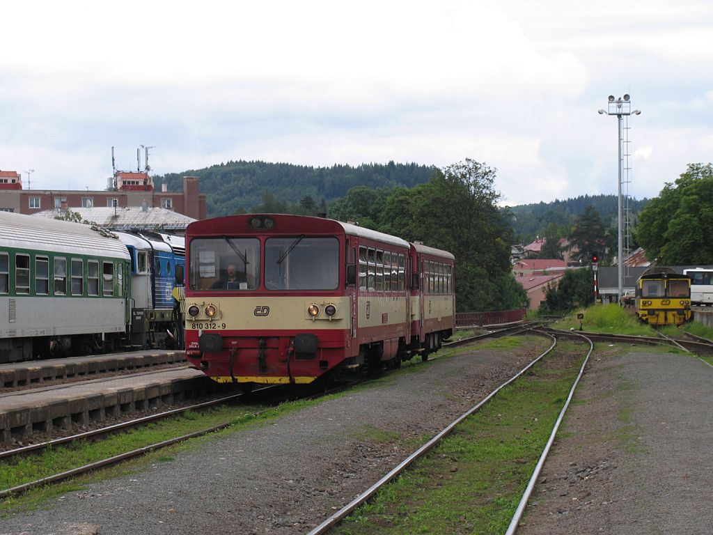 810 312-9 mit Os 15760 Teplice nad Metuji-Trutnov Hlavn Ndra auf Bahnhof Trutnov Hlavn Ndra am 1-8-2011.