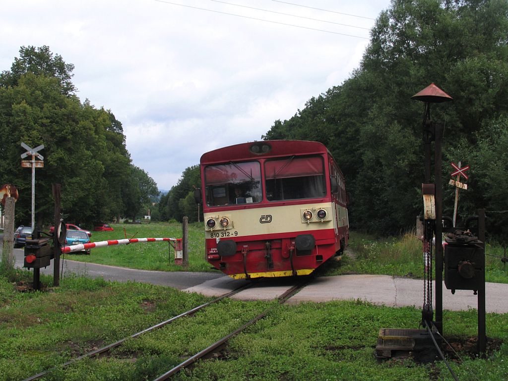 810 312-9 mit Os 5738 Trutnov Hlavn Ndra-Vrchlabi auf Bahnhof Pilnikov am 10-8-2011.