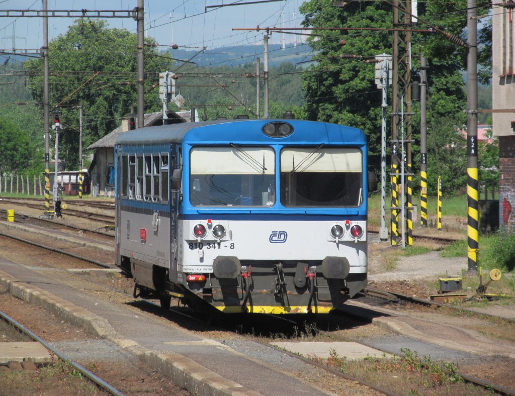 810 341-8 steht am 16. Juni 2012 als Os nach Loket im Bahnhof Chodov.