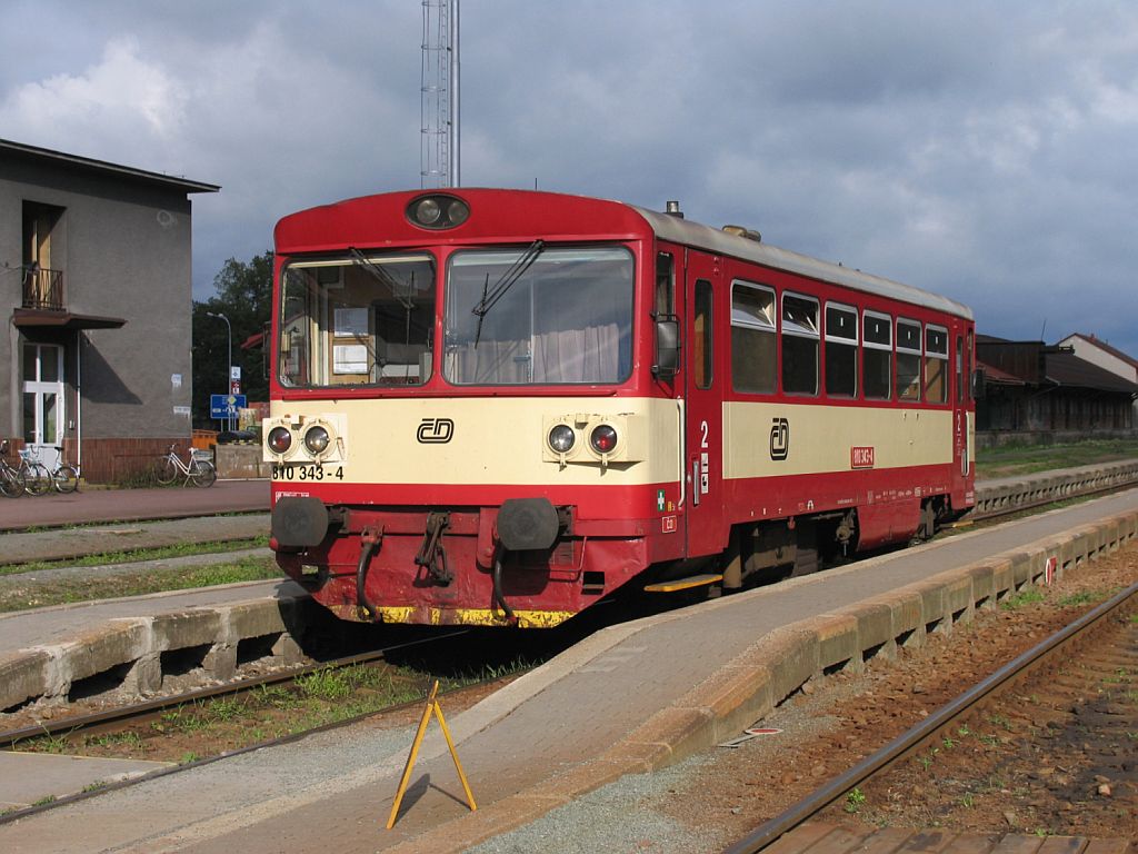 810 343-4 mit Os 5737 Vrchlabi-Trutnov Hlavn Ndra auf Bahnhof Trutnov Hlavn Ndra am 9-8-2011.