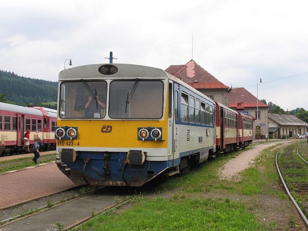 810 423-4 mit Os 5410 Nova Paka-Liberec auf Bahnhof Star Paka am 13-7-2007.