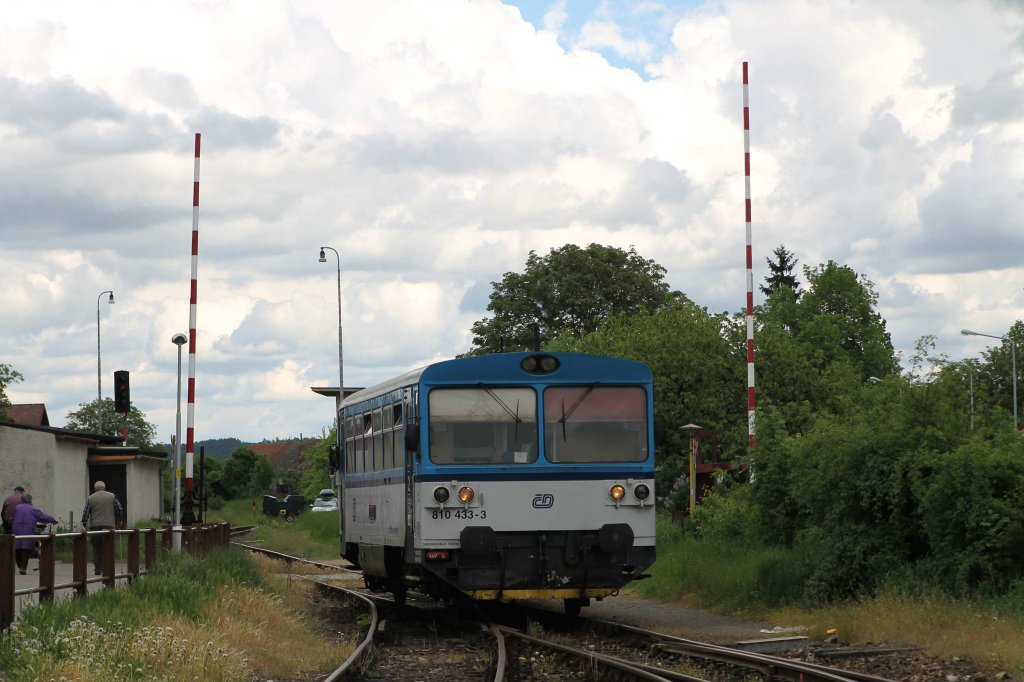 810 433-3 whrend Umlaufen auf Bahnhof Okřky am 21-5-2013.