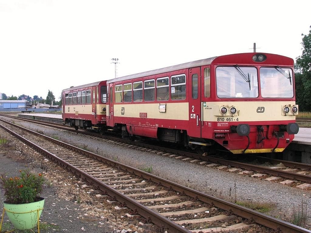 810 461-4 auf Bahnhof Turnov am 13-7-2007.