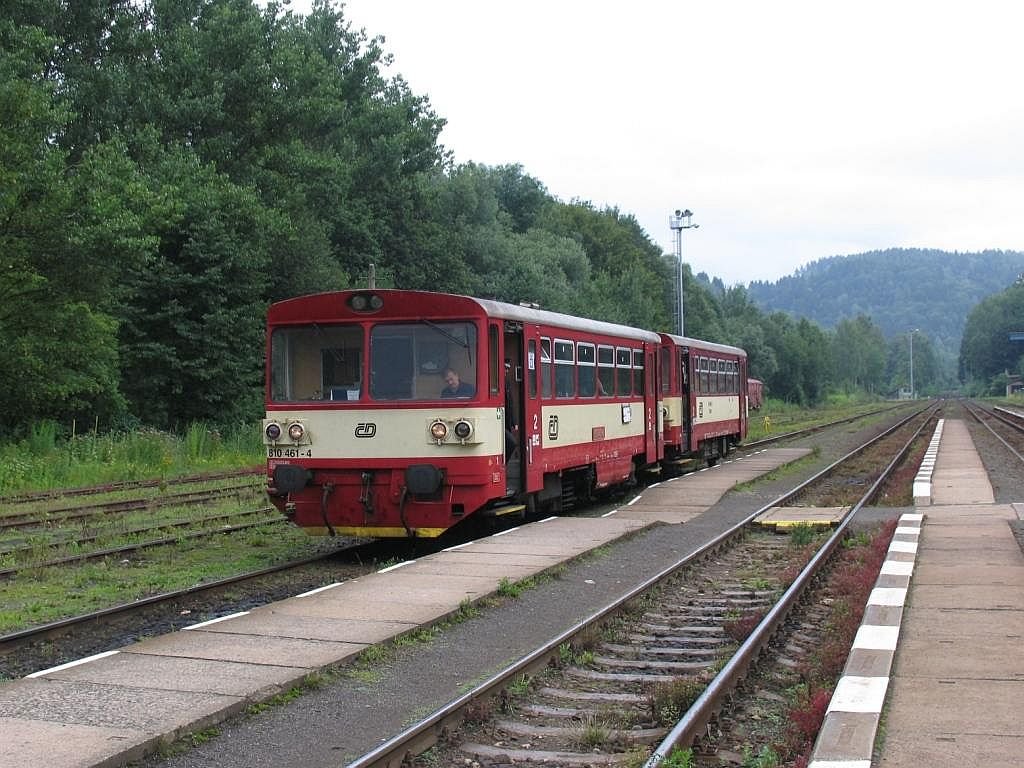 810 461-4 mit R 947 Tanvald-Praha-Vrovice auf Bahnhof elezn Brod am 13-7-2007.