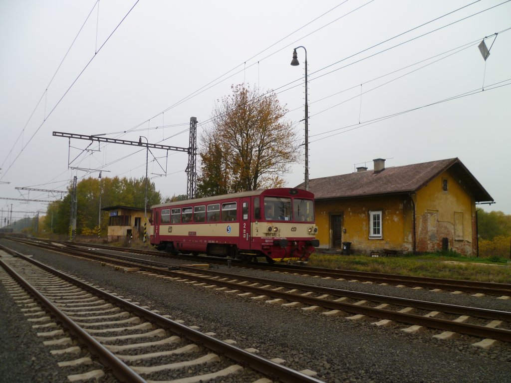 810 482-0 ist hier am 20.10.12 bei der Ausfahrt in Trsnice zusehen. 