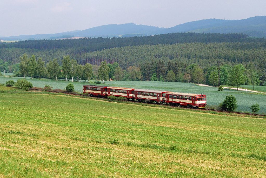 810 523 und 620 mit Os 8113 bei Trisov (23.05.2011)
