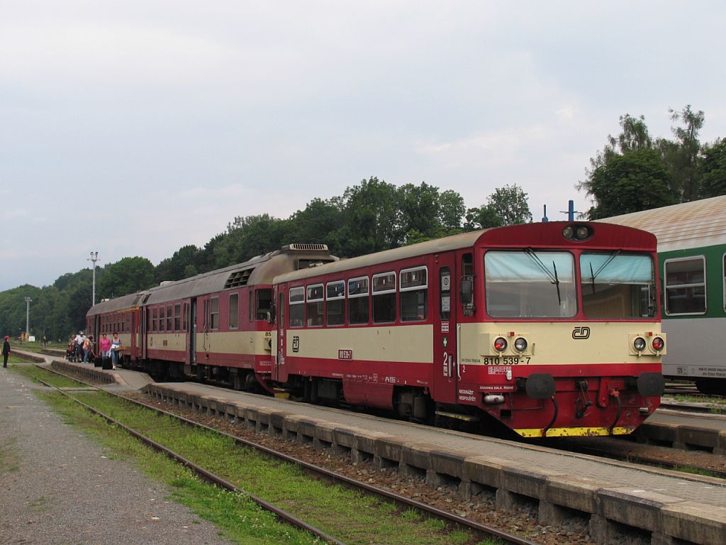 810 539-7/854 020-5/80-29 204-2 mit Sp 1866 Trutnov Hlavn Ndra-Kolin auf Bahnhof Trutnov Hlavn Ndra am 6-8-2011.