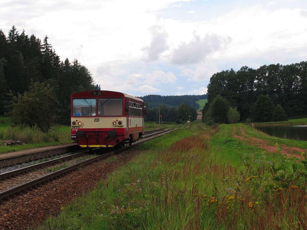 810 53976 mit Os 5743 Vrchlabi-Trutnov Hlavn Ndra auf Bahnhof Vlčice am 8-8-2011.
