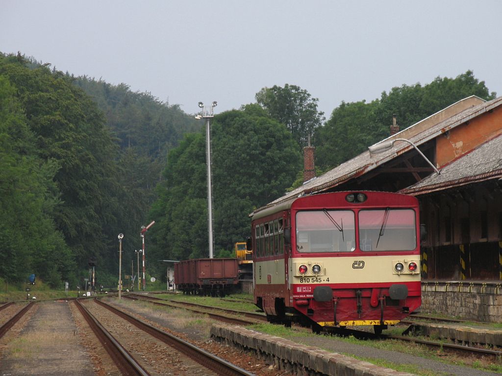 810 545-4 mit Os 5464 Jaroměř-Star Paka auf Bahnhof Dvůr Krlov nad Labem am 4-8-2011.
