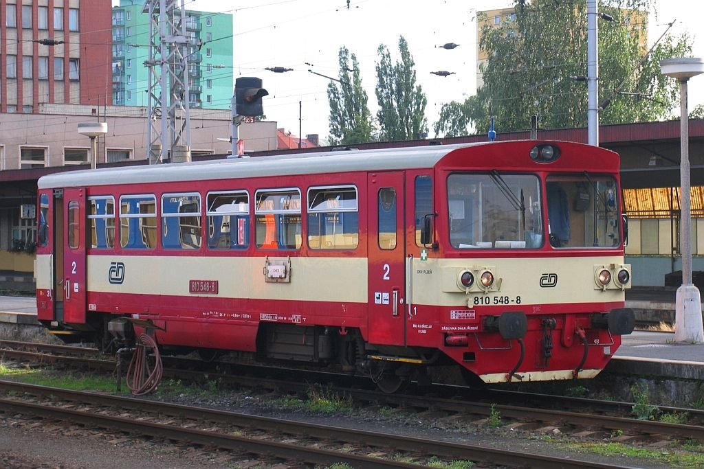 810 548-8 mit Os 17204 Cheb-Hranice v Čechch auf Bahnhof Cheb am 13-8-2005.