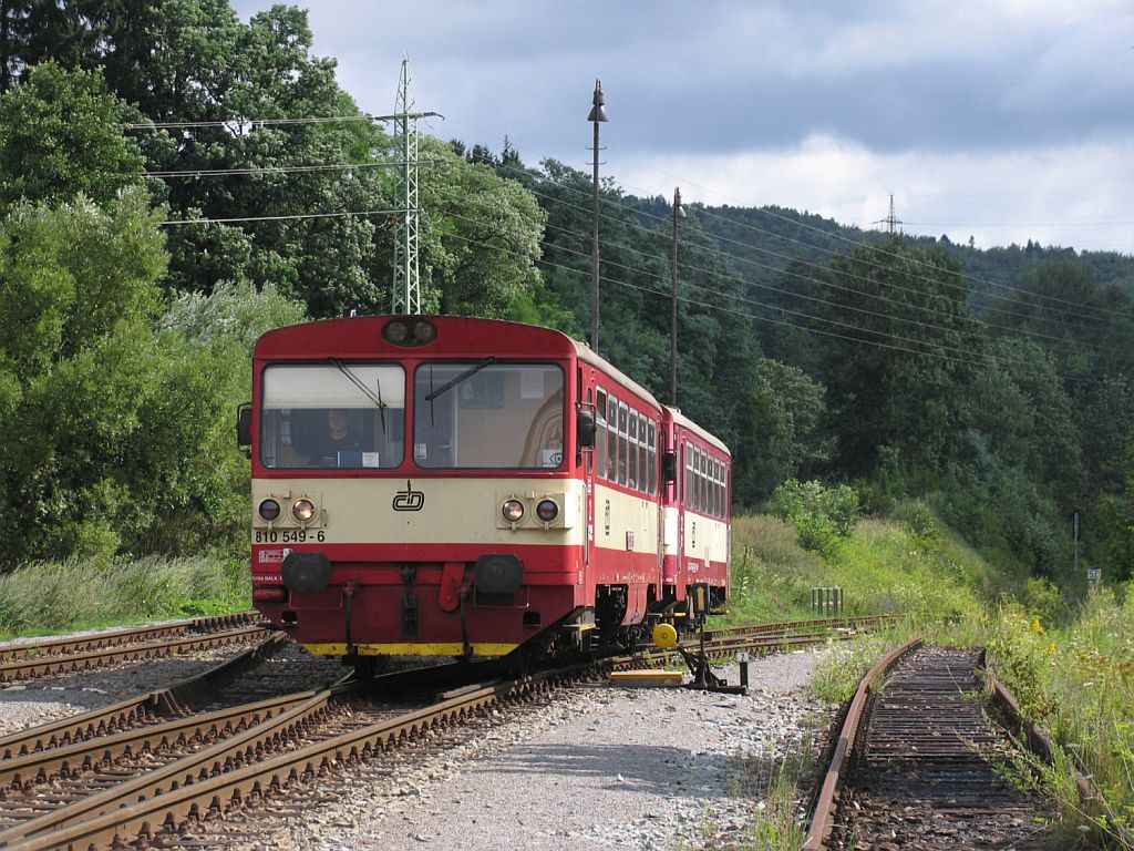 810 549-6 mit Os 15756 Teplice nad Metuji-Trutnov Hlavn Ndra bei Trutnov Střed am 9-8-2011.