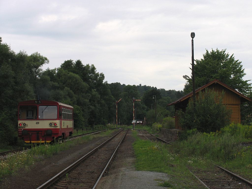 810 549-6 mit Os 5738 Trutnov Hlavn Ndra -Vrchlabi auf Bahnhof Pilnikov am 11-8-2011.