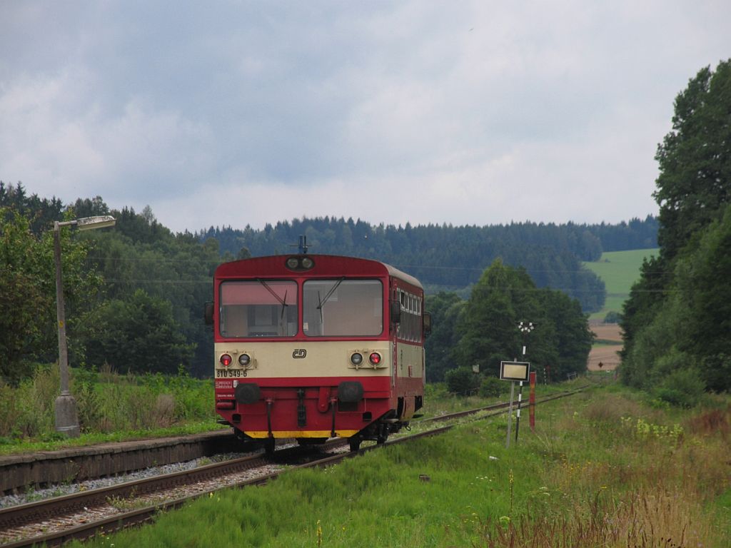 810 549-6 mit Os 5740 Trutnov Hlavn Ndra-Vrchlabi auf Bahnhof Vlčice am 8-8-2011.