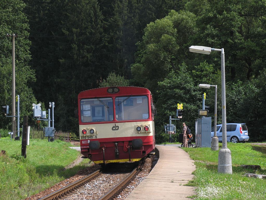 810 549-6 mit Os 5741 Vrchlabi-Trutnov Hlavn Ndra auf Bahnhof Vlčice am 12-8-2011.