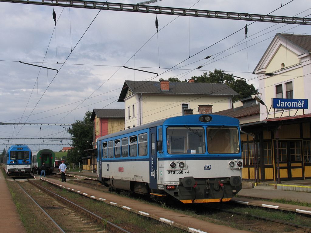 810 550-4 mit Os 5464 Jaroměř-Star Paka auf Bahnhof Jaroměř am 12-8-2011.