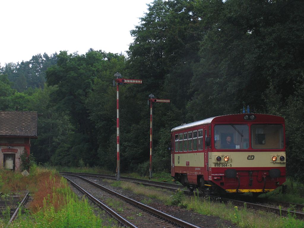 810 564-5 mit Os 5736 Trutnov Hlavn Ndra-Vrchlabi auf Bahnhof Pilnikov am 8-8-2011.