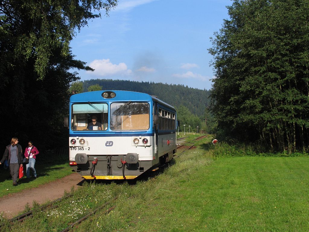 810 565-2 mit Os 15764 Teplice nad Metuji -Trutnov Hlavn Ndra auf Bahnhof Adrpach am 2-8-2011.
