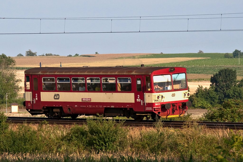 810 628 als Zug 4284 von Hodonin nach Breclav. Die Aufnahme entstand am 03.08.2011 wenige Kilometer vor Breclav bei Hrusky.