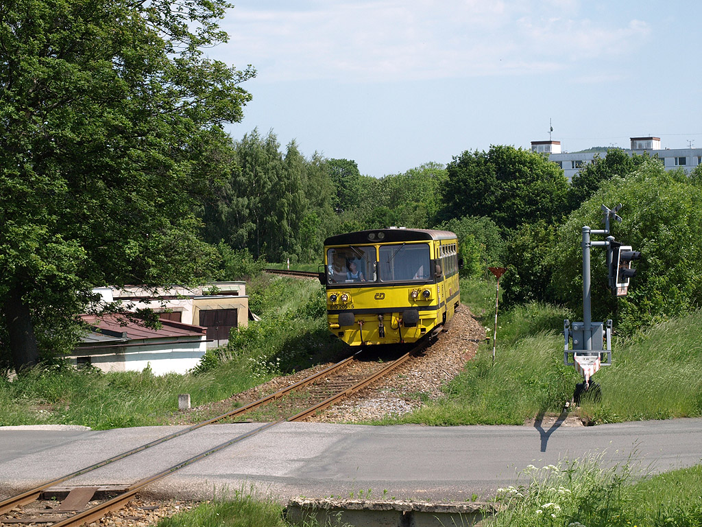 810.205 in Trutnov, der Zug fhrt nach Svoboda nad pou. (3.6.2011)