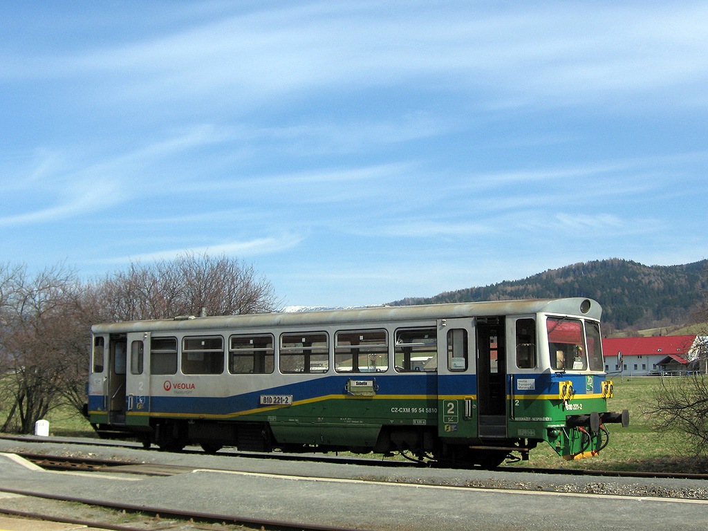 810.221 der tschechische privatische Regionalbahn - eleznice Desn in Petrov nad Desnou. Der Zug fhrt aus Petrov nur nach Sobotn (nur drei Kilometer) und zurick.