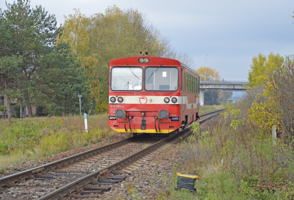812 001-6 als Regionalzug Os 6243 Lučenec/Lizenz (11:22) – Fiľakovo – Jesensk – Rimavsk Sobota/Grosteffelsdorf (13:03/13:20) – Tisovec/Theiholz (14:20) gerade verlsst den Startbahnhof; 03.11.2012