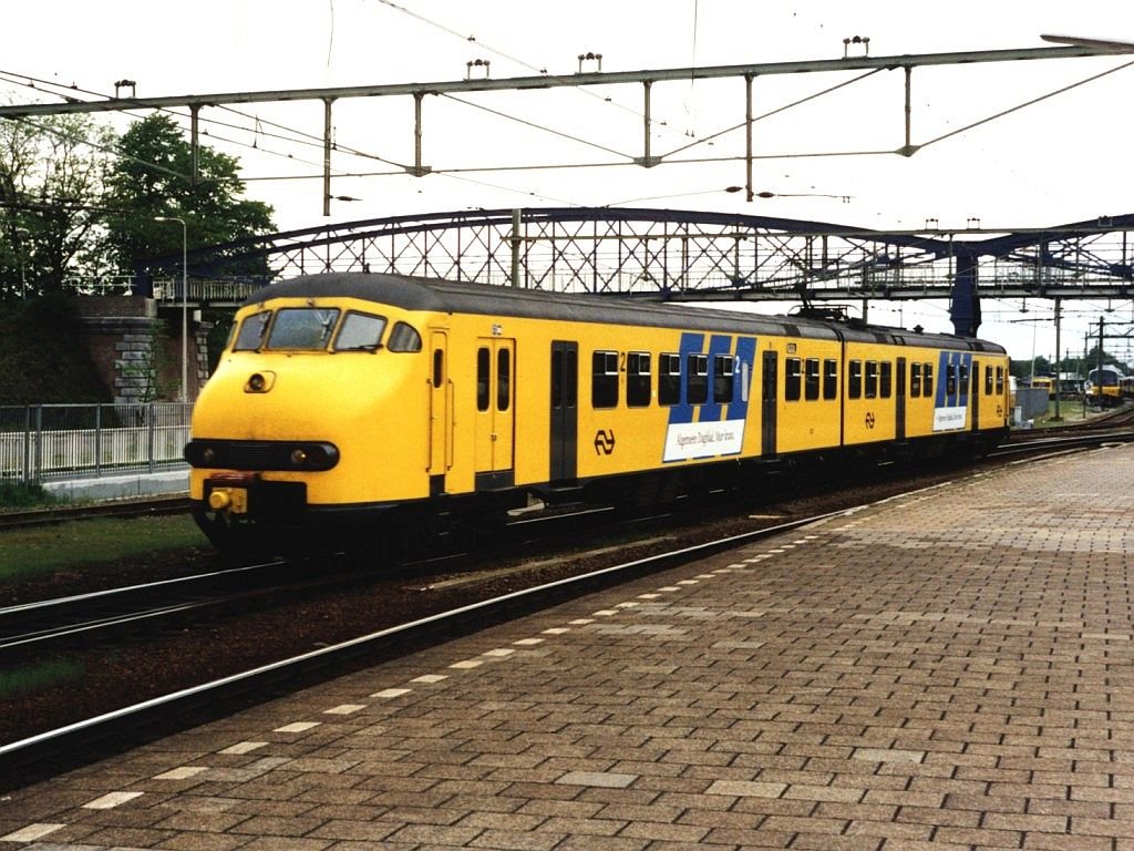 812 mit Schnellzug 3848 Emmen-Zwolle auf Bahnhof Zwolle am 11-5-1995. Bild und scan: Date Jan de Vries.