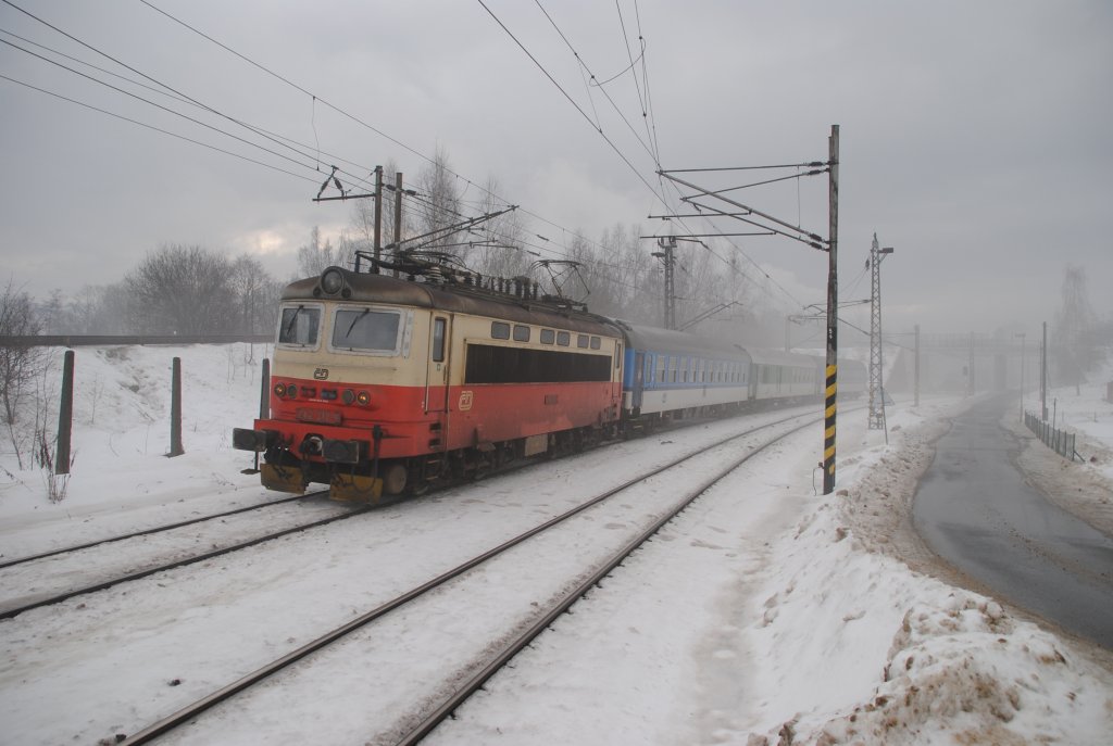 8.1.2011 11:38 ČD Baureihe 242 212-9 mit einem Personenzug (Os) aus Cheb nach Karlovy Vary kurz vor dem Bahnhof Citice.
 