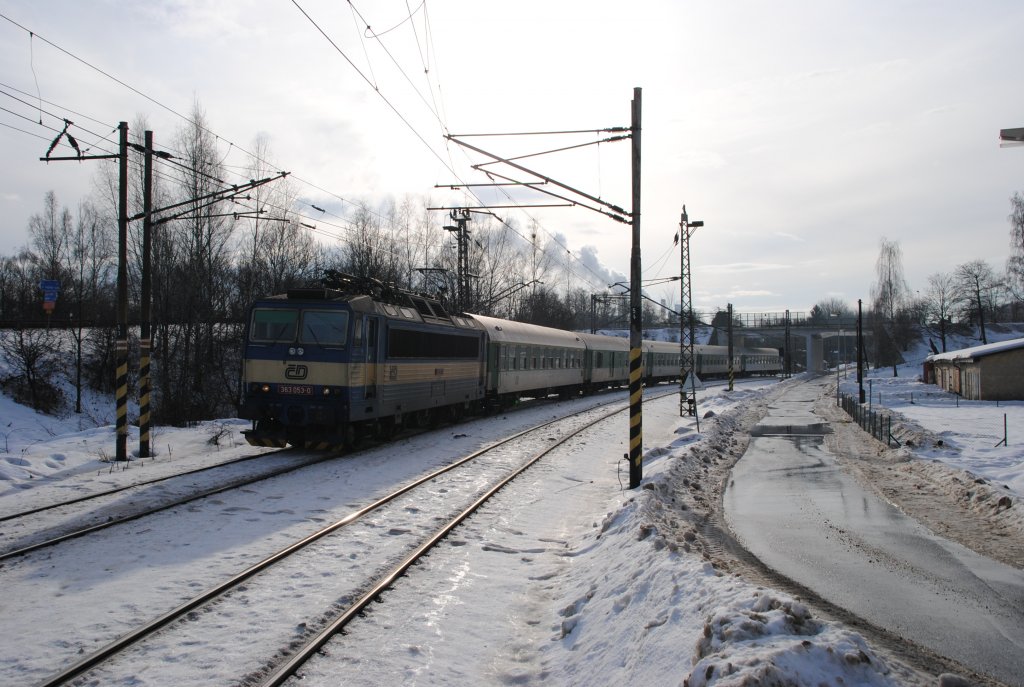 8.1.2011 12:35 ČD Baureihe 363 053-0 mit einem Schnellzug (R) aus Cheb nach Praha hl.n. kurz vor der Durchfahrt durch den Bahnhof Citice.
