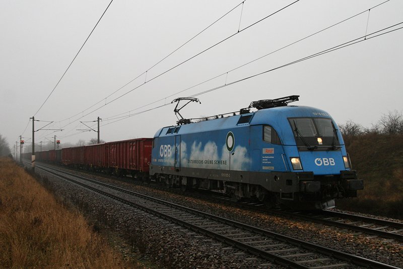 8.12.09 Das Wetter im Dezember lsst ja meistens zu wnschen brig. Wenn dann aber einmal eine 1016 die Nordbahn befhrt ist das schon eine kleine Besonderheit. Ist es dann auch noch die Kyoto-Werbelok freut man sich umso mehr. Heute bespannte die 1016 023 den LGAG 59122 von Siebenbrunn Leopoldsdorf nach Hohenau.