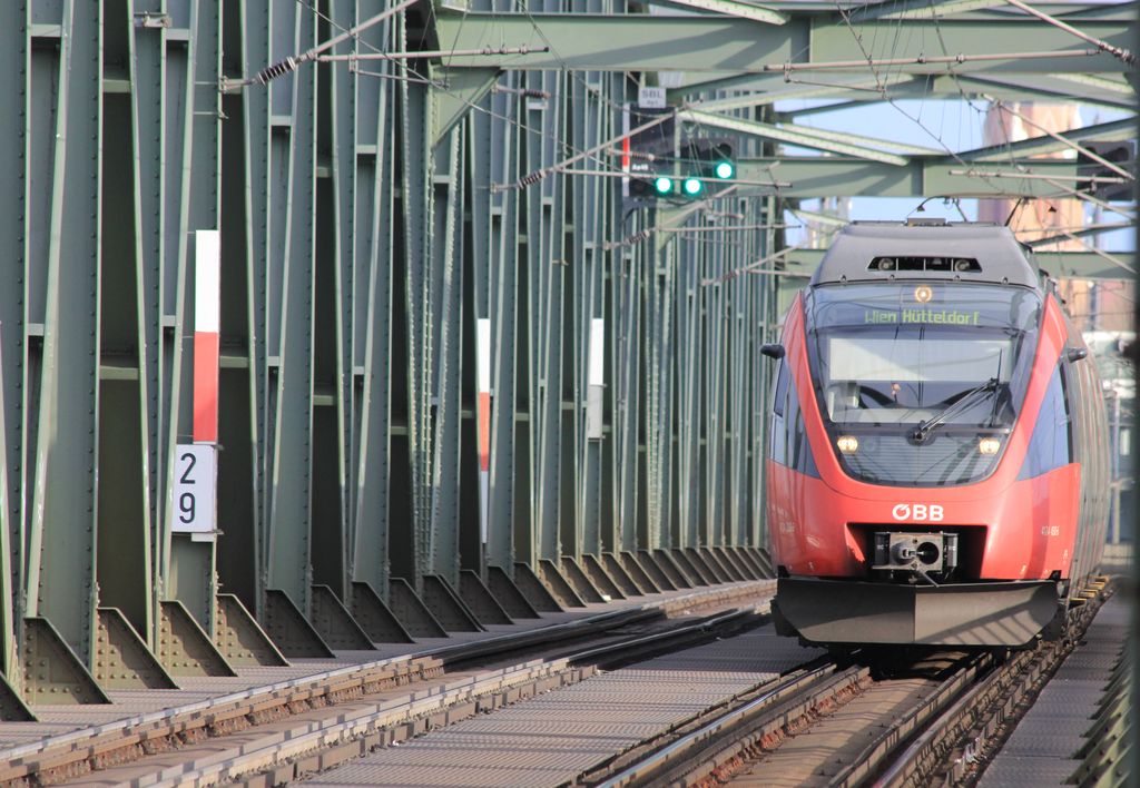 8.12.11: 4124-032 am Weg von Mistelbach nach Wien-Htteldorf (Linie S15) bei der Einfahrt in den Bhf Wien-Handelskai. Unmittelbar vor der Einfahrt berqueren die Zge der Schnellbahn-Stammstrecke, von Wien-Floridsdorf kommend, die Donau auf der Nordbahnbrcke. Die 4124 sind eine zweisystemfhige Weiterentwicklung der sterreichischen Grundversion des Bombardier Talent (4024) und werden bevorzugt auf Nahverkehrsstrecken nach Ungarn eingesetzt.
