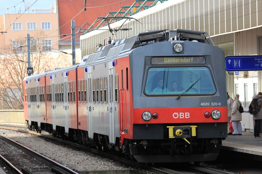 8.12.2011: 4020-320 der S-Bahn Wien in feiertglicher Einfachtraktion als S1 unterwegs von Wiener Neustadt Hbf nach Gnserndorf im Bahnhof Wien-Handelskai. Man beachte den mittlerweile obsoleten Linksverkehr.