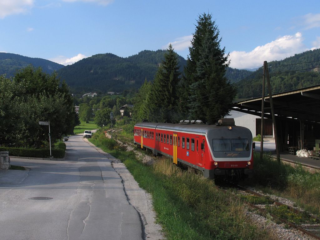 813-101 mit R601 Jessenice-Nova Gorica bei Spodnje Gorje am 8-8-2010.