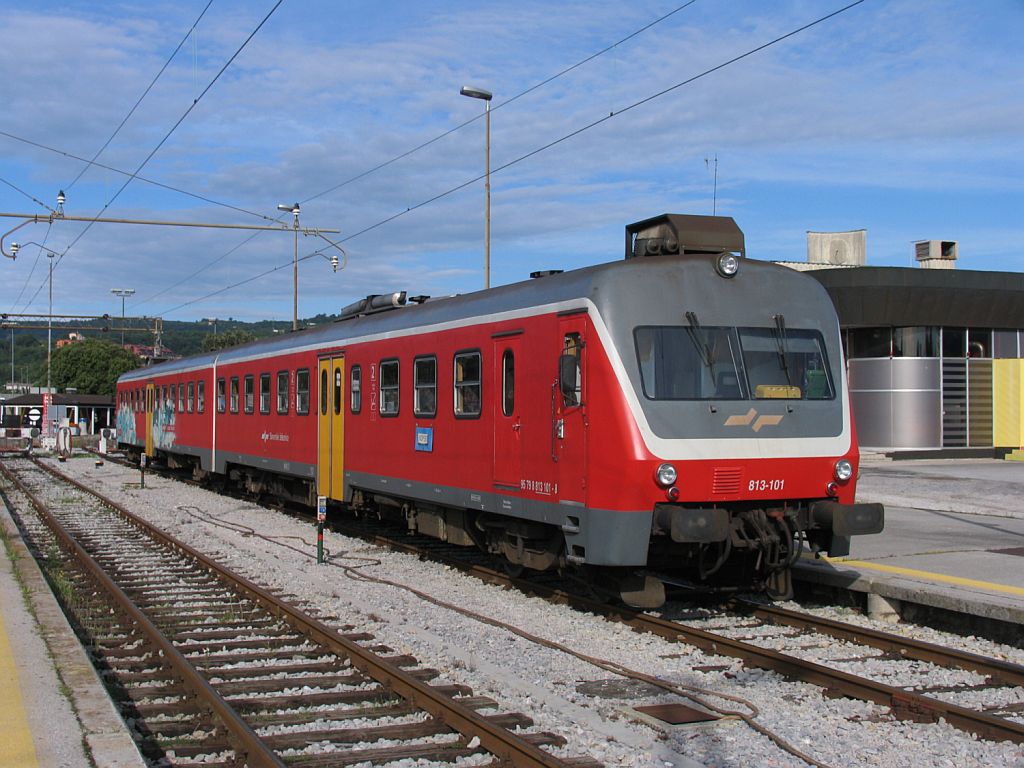 813-101 mit Regionalzug 4287 Jessenice-Koper auf Bahnhof Koper am 7-8-2010.