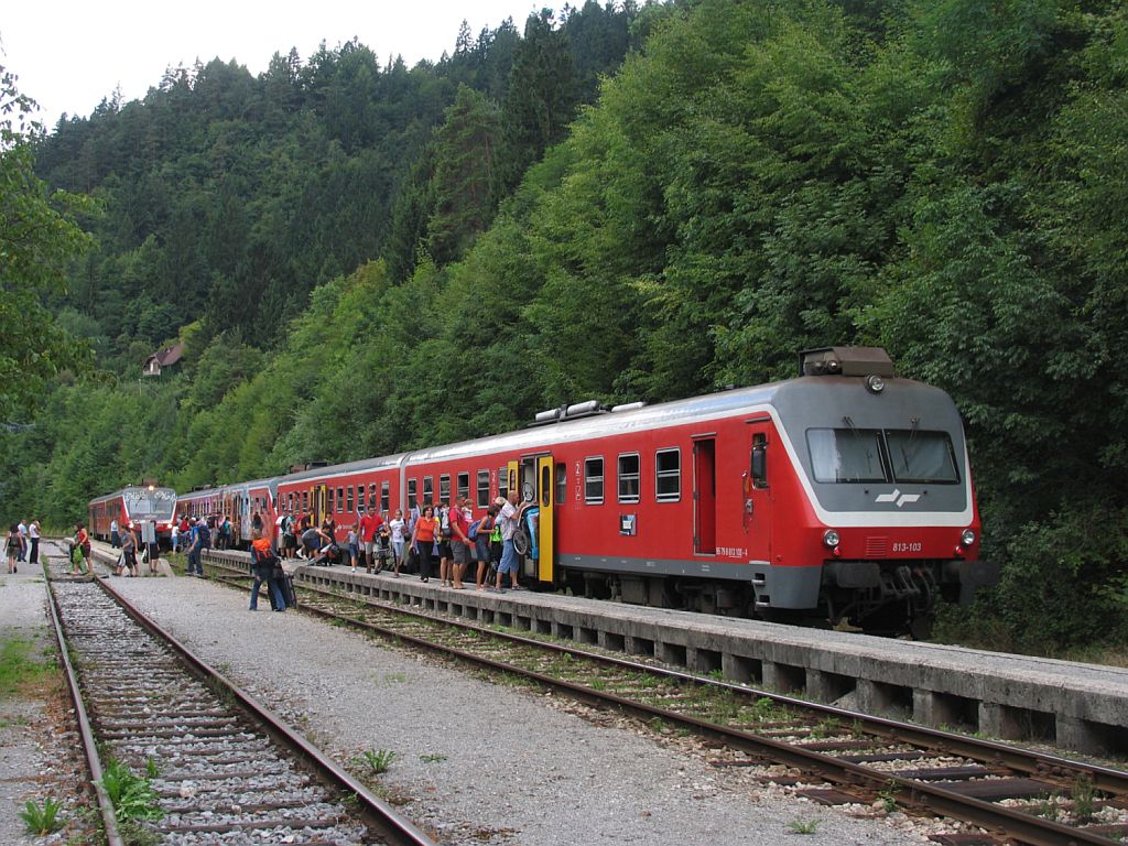 813-103 und 813-107 mit R601 Jessenice-Nova Gorica auf Bahnhof Bled Jezero am 8-8-2010.
