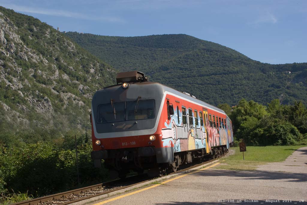 813-108 fhrt in Solkan ein. Die Front hab ich geheilt, aber die Seite nicht. Das ist sicher das interessanteste Bild, das mir seit langem begegnet ist, diese Sge mit den Hnden, daher hab ich es obengelassen. August 2011 kHds