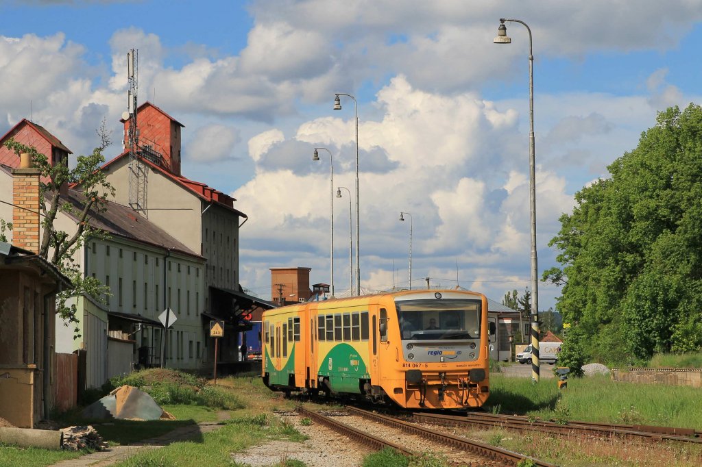 814 067-5 / 914 067-4 mit Os 28333 Kostelec u Jihlavy-Slavonice auf Bahnhof Telč am 20-5-2013.