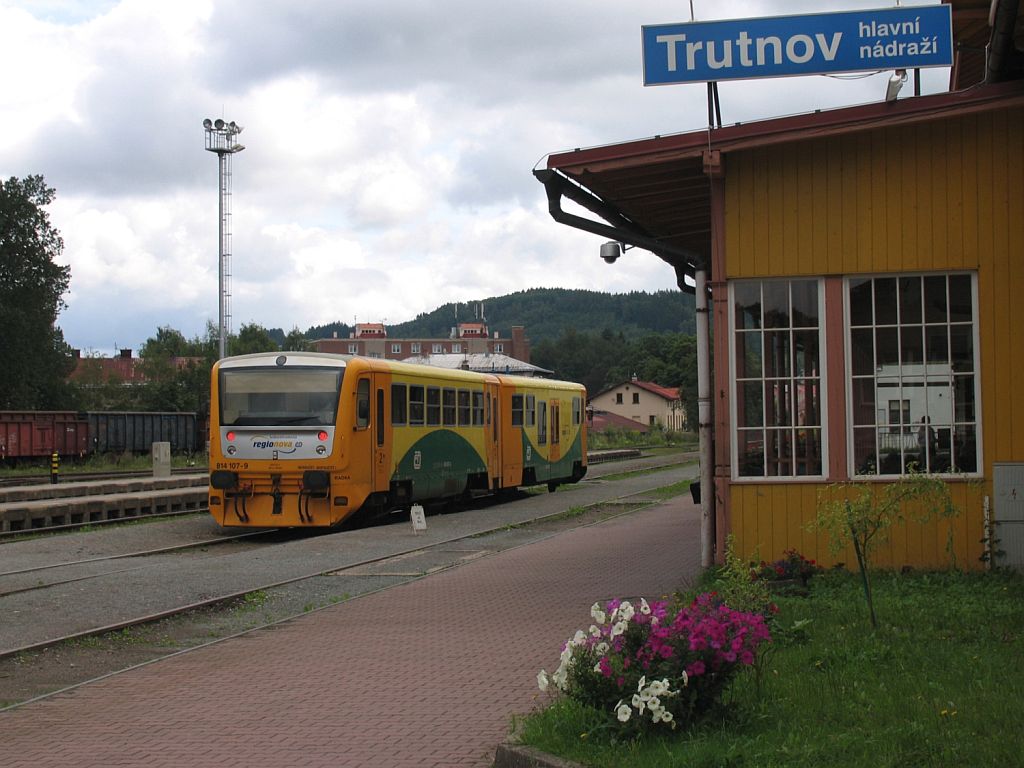 814 107-9/914 107-8 mit Os 15761 Trutnov Hlavn Ndra-Teplice nad Metuji auf Bahnhof Trutnov Hlavn Ndra am 1-8-2011.
