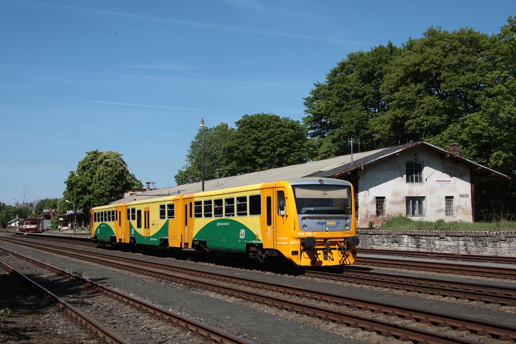 814 212/211 als MOs6317 nach Liberec bei Ausf. aus dem Bf Raspenava (tsch. KBS037) am 10.05.2011. Im Hintergrund steht abfahrbereit 810 183 als MOs16317, er wird kurz danach ber die tsch. KBS038 nach Bl Potok pod Smrkem fahren.